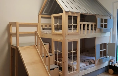 Hausbett, Spielbett KJARA PLUS mit vollem Dach, Rutsche und Kletterwand - Kubuk Moebel Hausbett, Spielbett KJARA PLUS mit vollem Dach, Rutsche und Kletterwand - Kubuk Moebel