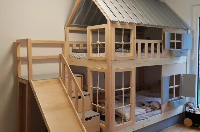 Hausbett, Spielbett KJARA PLUS mit vollem Dach, Rutsche und Kletterwand - Kubuk Moebel Hausbett, Spielbett KJARA PLUS mit vollem Dach, Rutsche und Kletterwand - Kubuk Moebel