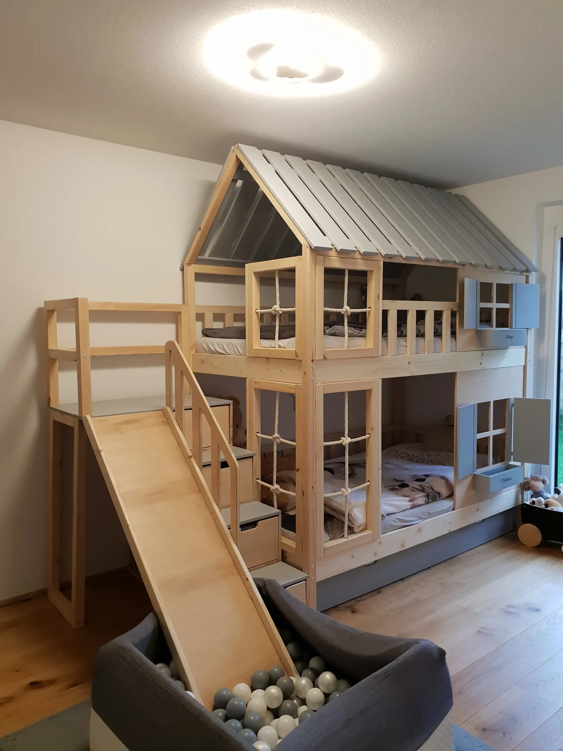 Hausbett, Spielbett KJARA PLUS mit vollem Dach, Rutsche und Kletterwand - Kubuk Moebel Hausbett, Spielbett KJARA PLUS mit vollem Dach, Rutsche und Kletterwand - Kubuk Moebel