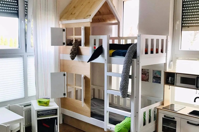Hausbett, Spielbett KJARA mit vollem Dach und Rutsche - Kubuk Moebel Hausbett, Spielbett KJARA mit vollem Dach und Rutsche - Kubuk Moebel