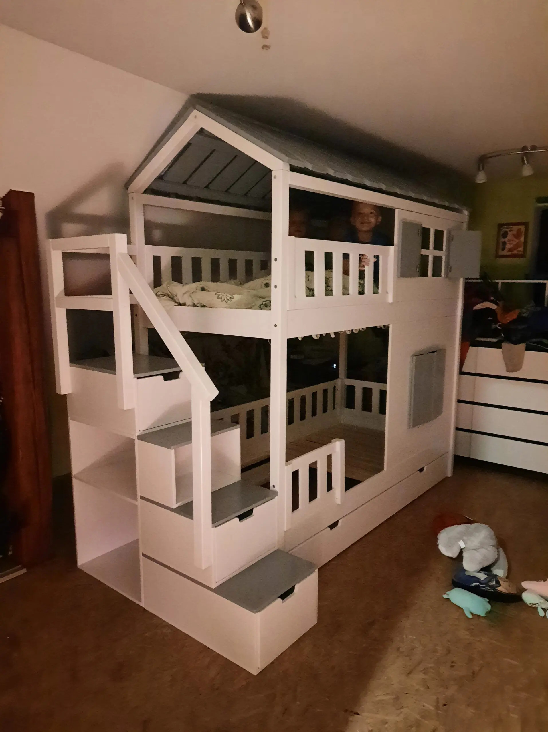 Hausbett, Spielbett KJARA mit vollem Dach und Rutsche - Kubuk Moebel Hausbett, Spielbett KJARA mit vollem Dach und Rutsche - Kubuk Moebel