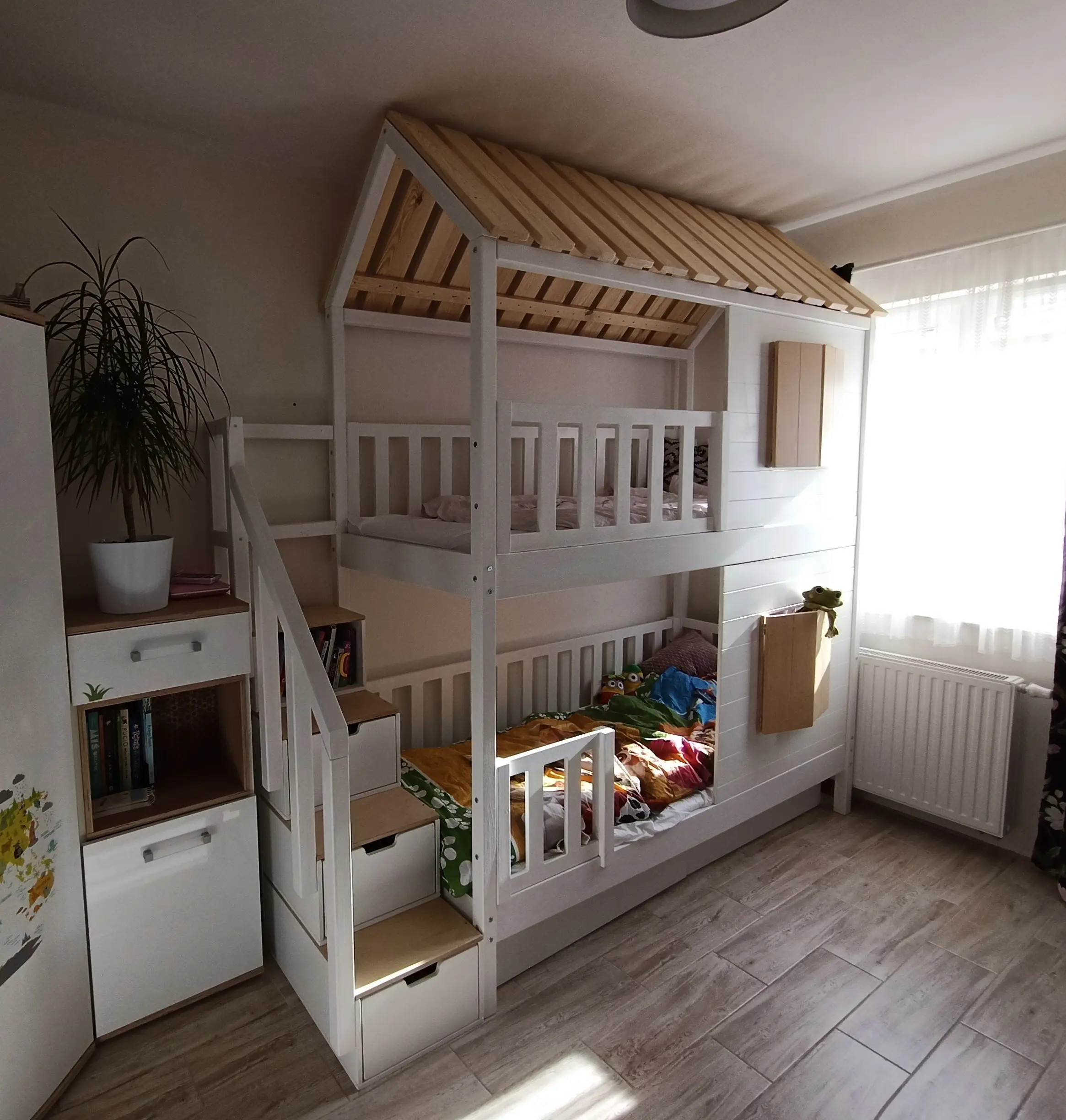 Hausbett, Spielbett KJARA mit vollem Dach und Rutsche - Kubuk Moebel Hausbett, Spielbett KJARA mit vollem Dach und Rutsche - Kubuk Moebel