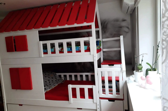 Hausbett, Spielbett KJARA mit vollem Dach und Rutsche - Kubuk Moebel Hausbett, Spielbett KJARA mit vollem Dach und Rutsche - Kubuk Moebel