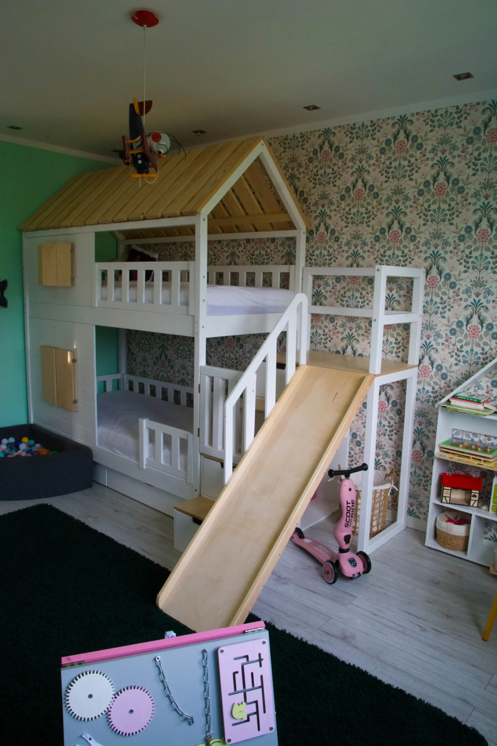 Hausbett, Spielbett KJARA mit vollem Dach und Rutsche - Kubuk Moebel Hausbett, Spielbett KJARA mit vollem Dach und Rutsche - Kubuk Moebel