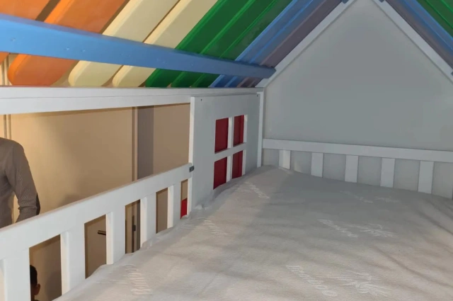 Hausbett, Spielbett KJARA mit vollem Dach und Rutsche - Kubuk Moebel Hausbett, Spielbett KJARA mit vollem Dach und Rutsche - Kubuk Moebel