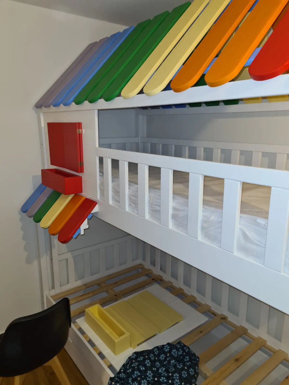 Hausbett, Spielbett KJARA mit vollem Dach und Rutsche - Kubuk Moebel Hausbett, Spielbett KJARA mit vollem Dach und Rutsche - Kubuk Moebel