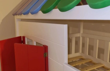 Hausbett, Spielbett KJARA mit vollem Dach und Rutsche - Kubuk Moebel Hausbett, Spielbett KJARA mit vollem Dach und Rutsche - Kubuk Moebel