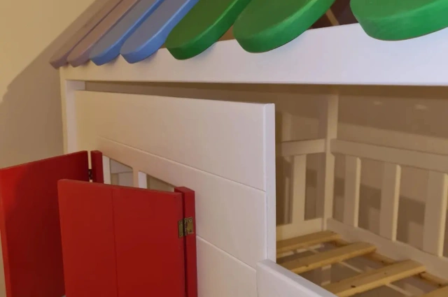 Hausbett, Spielbett KJARA mit vollem Dach und Rutsche - Kubuk Moebel Hausbett, Spielbett KJARA mit vollem Dach und Rutsche - Kubuk Moebel