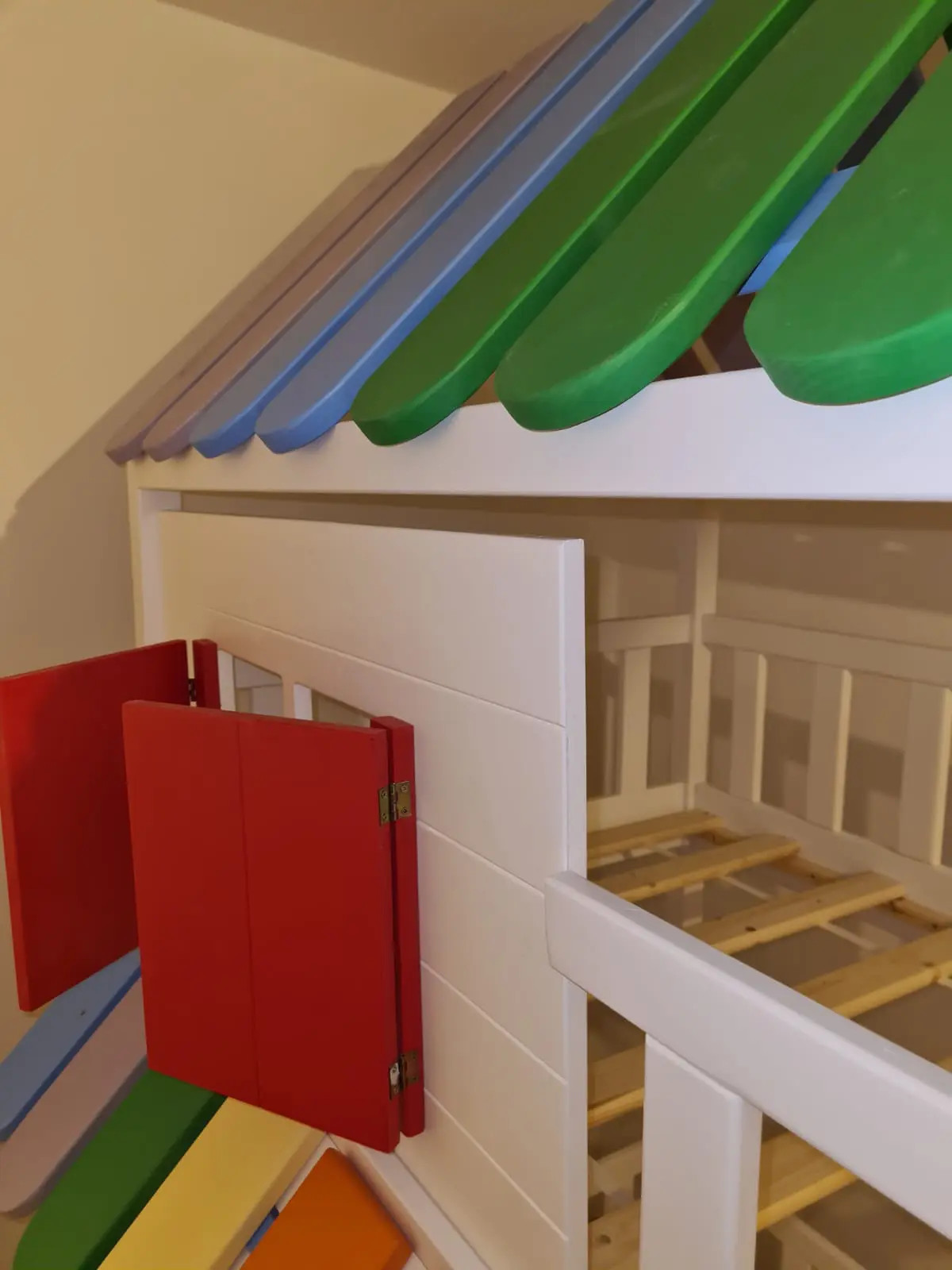 Hausbett, Spielbett KJARA mit vollem Dach und Rutsche - Kubuk Moebel Hausbett, Spielbett KJARA mit vollem Dach und Rutsche - Kubuk Moebel